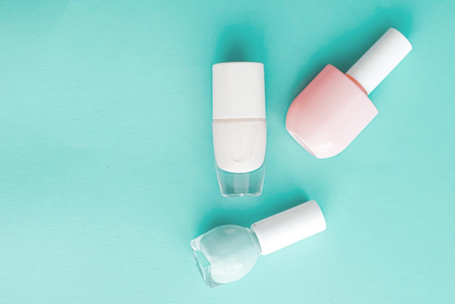 Dettaglio di manicure artistica con decorazioni raffinate